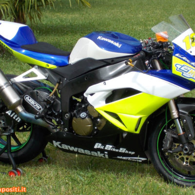 Kawasaki con grafiche racing con effetto fluo